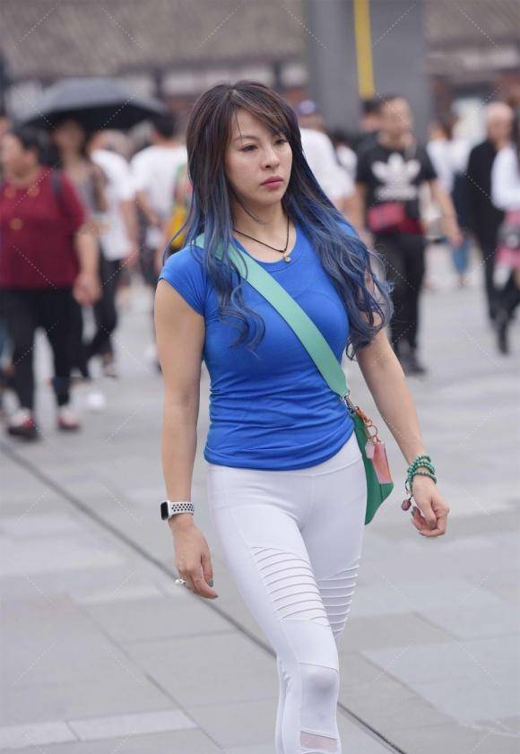 健美裤配蓝色小衫,休闲运动两不误,好看又显身材,值得尝试_时尚_白色