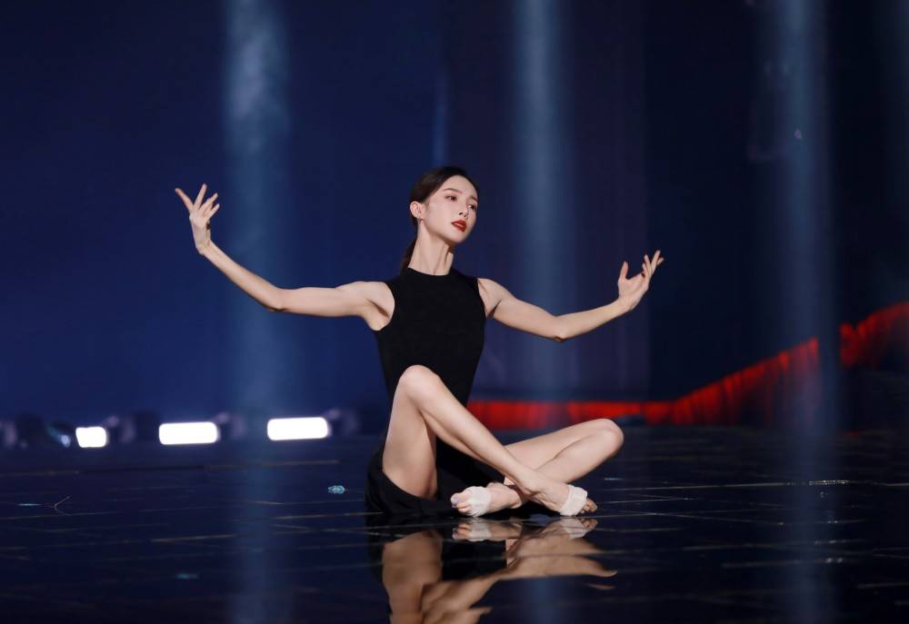 金晨迪丽热巴宋茜上榜,真的迷倒众生_舞姿_功底_芭蕾舞