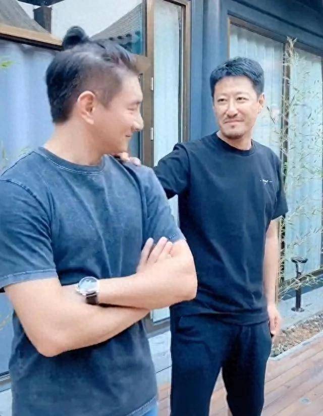 48岁于震定居山东,与小13岁娇妻住豪华四合院,屋顶跳舞回归本真_生活