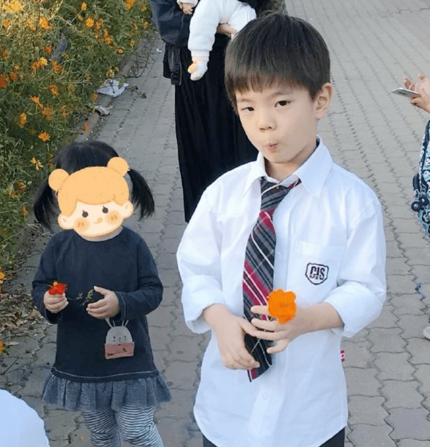 看来以后嗯哼长大之后也会是一个帅哥呢,而且你看身高,虽然现在的嗯哼