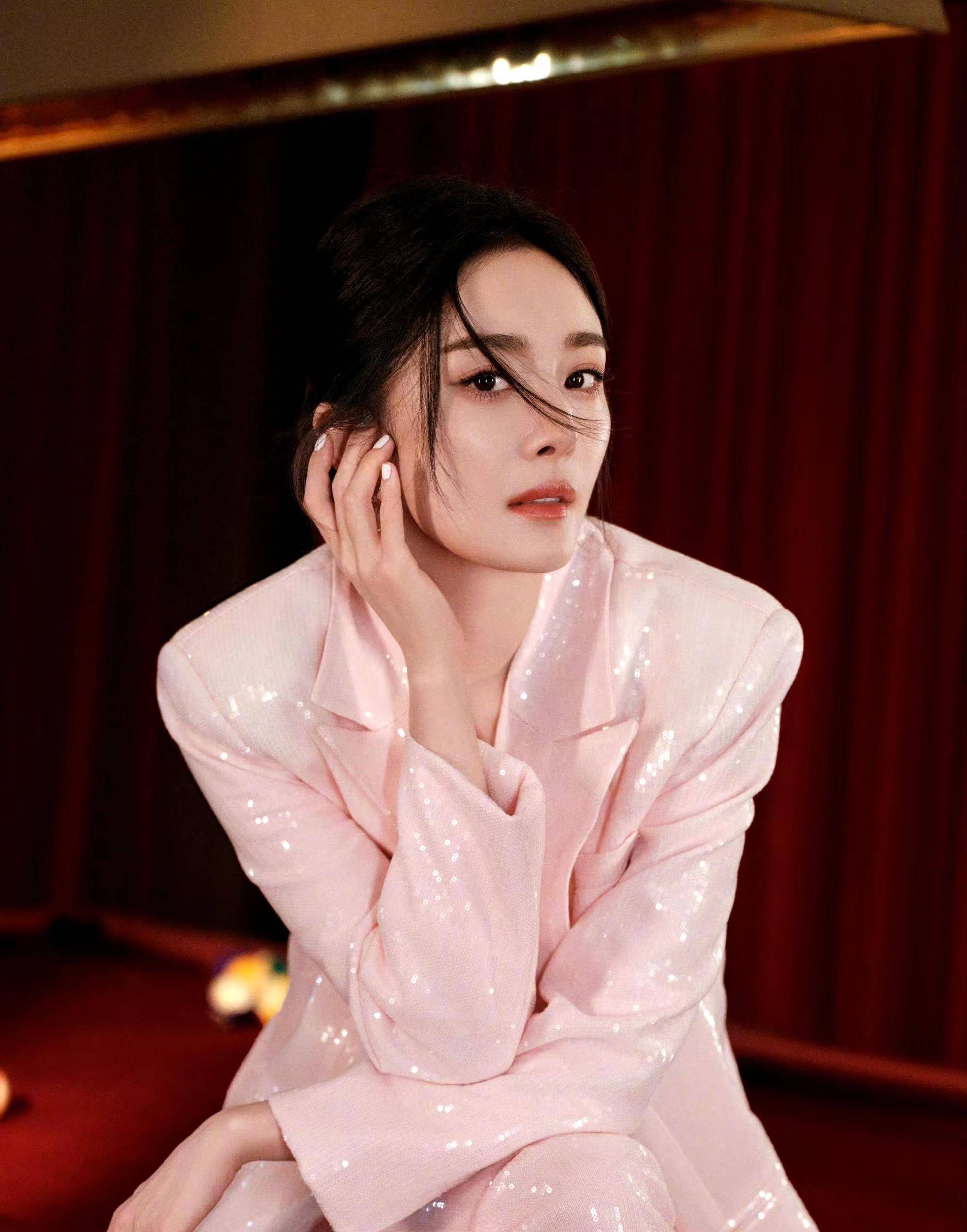 穿亮片粉西装高调参加活动嫩成少女,大长腿好吸睛_粉色_效果_身材