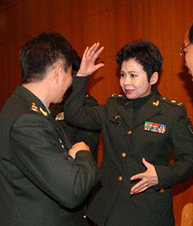 23岁爆火全国,却在爆火十五年后突然"跌落神坛"_董文华_姐姐_父母