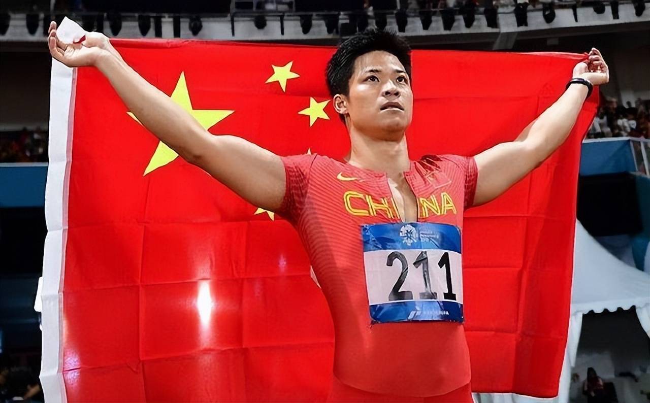 苏炳添亮相杭州亚运会开幕式,正面回应退役传闻,确认参加巴黎奥运会