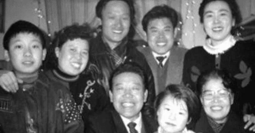 评书大师单田芳:为报恩娶大8岁乡下女人,妻子去世后他独身26年_表演