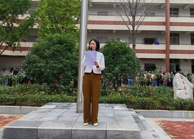 皎皎中秋月 悠悠爱国情-郑州市第二十中学升旗仪式_祖国_国旗护卫队