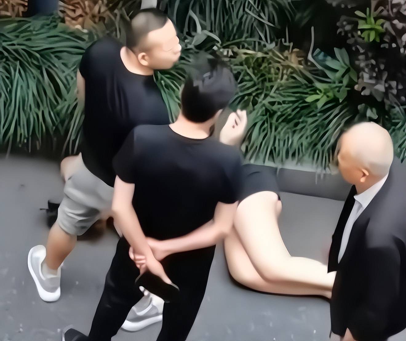 女子酒后被3名男子拖走,大爷表示接受不了:年轻人不懂自爱