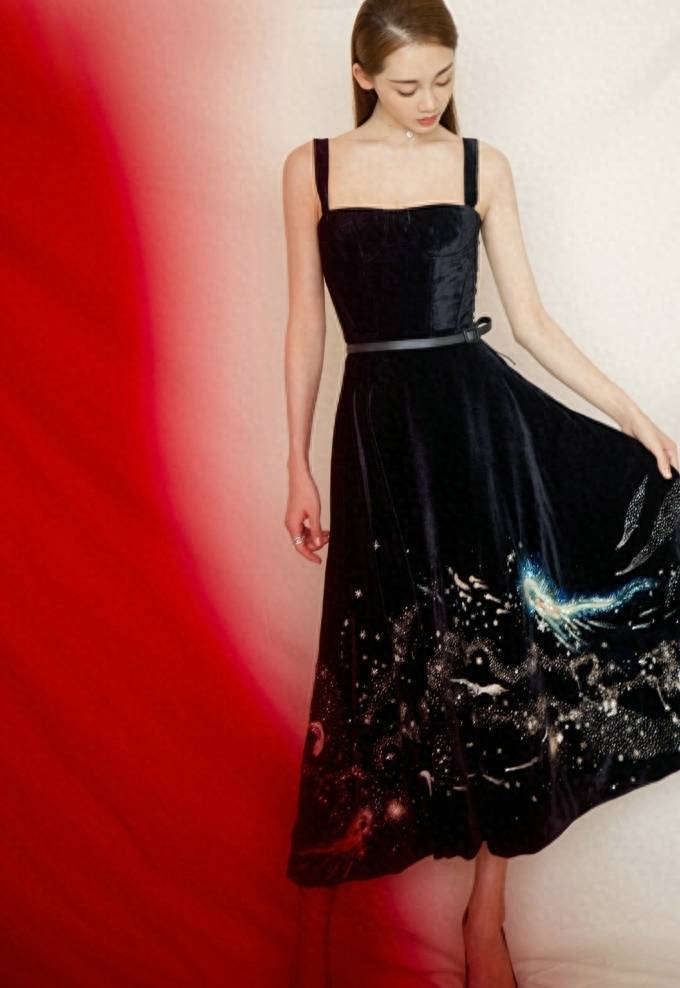 华美芳华:领航者苗苗的独特气质与光影之美_表演_观众_魅力