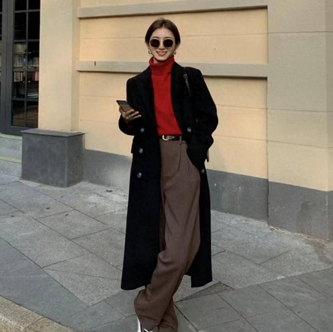 将棕色裤子与这10种颜色的衣服搭配,看起来优雅又时尚!