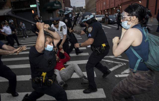 美国基本上家家都持有枪支弹药,为什么美国政府并不惧怕美国百姓?