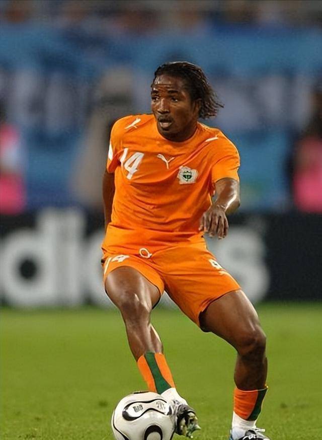 比赛第70分钟,德罗巴在禁区左侧倚住海因策后传球,禁区右侧的凯塔得球