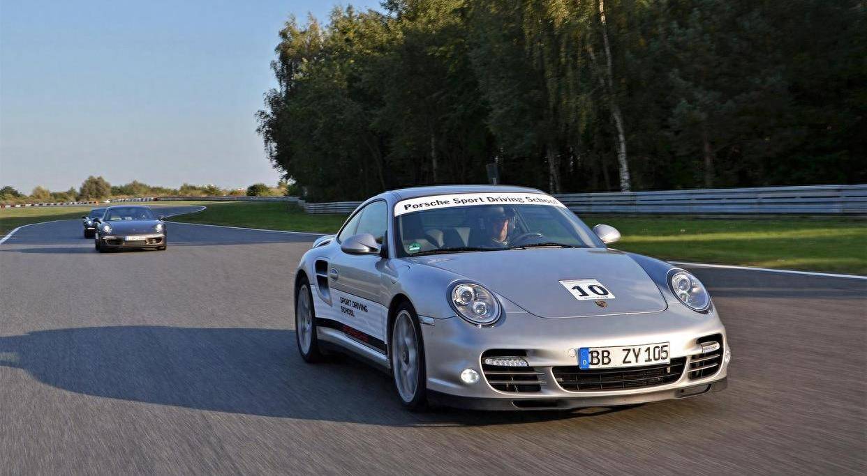 蔡徐坤,王一博,肖战座驾曝光,看到实车后,网友:差距太大_性能_激情