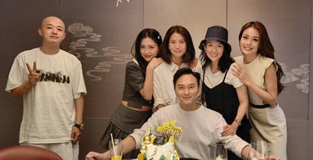 袁咏仪请来章子怡,包文婧,容祖儿为张智霖庆生,包贝尔被一剪没_陈小春
