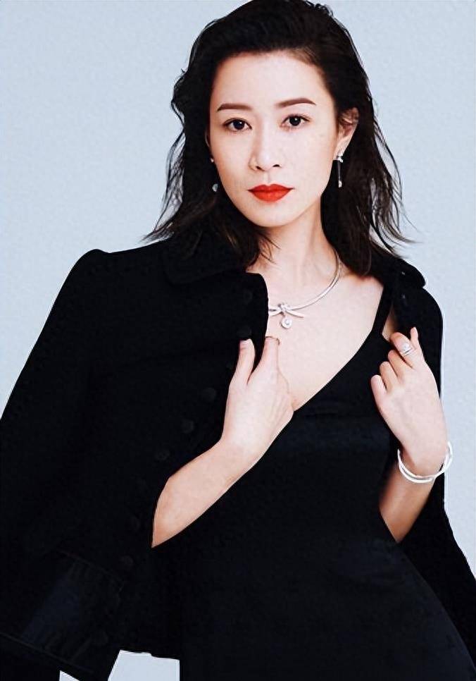 佘诗曼好的不仅仅是演技,还有不一样的穿搭水准