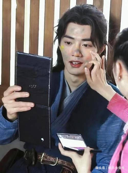 肖战的脸被涂成"小花猫",本以为会很丑,看到照片:奇迹般的美_顶流