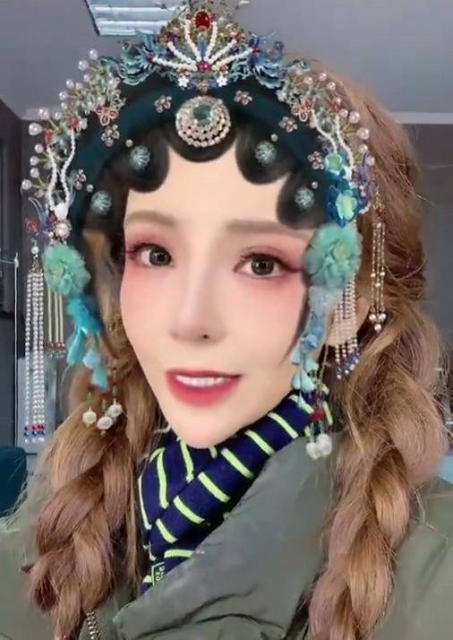 电视主持人朱迅对京剧大师行礼,蹲到一半喊重来,两人拥抱显尴尬