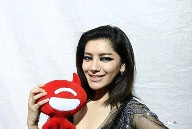 从她的素颜照片来看,江映蓉看上去非常精致,五官光滑,非常平易近人.