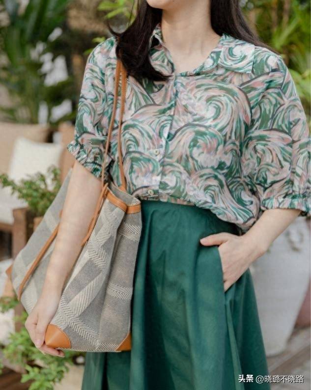 女人过了45岁,尽量多穿这3种"气质色",洋气显白,看着还高级_色彩_造型
