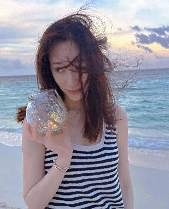 李小冉海边度假,穿条纹背心超短裤秀好身材,小腹平平曲线玲珑_自然