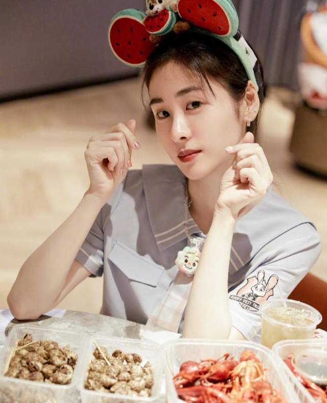 张碧晨连续8年发文为姚贝娜庆冥诞,两人友情深厚,网友:有心了 疯二傻