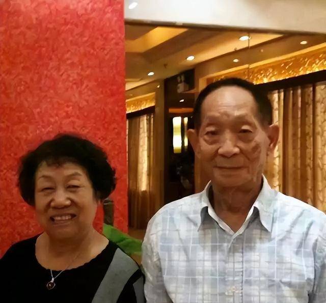 当然,爱都是相互的,袁隆平对妻子的疼爱也是有目共睹的.