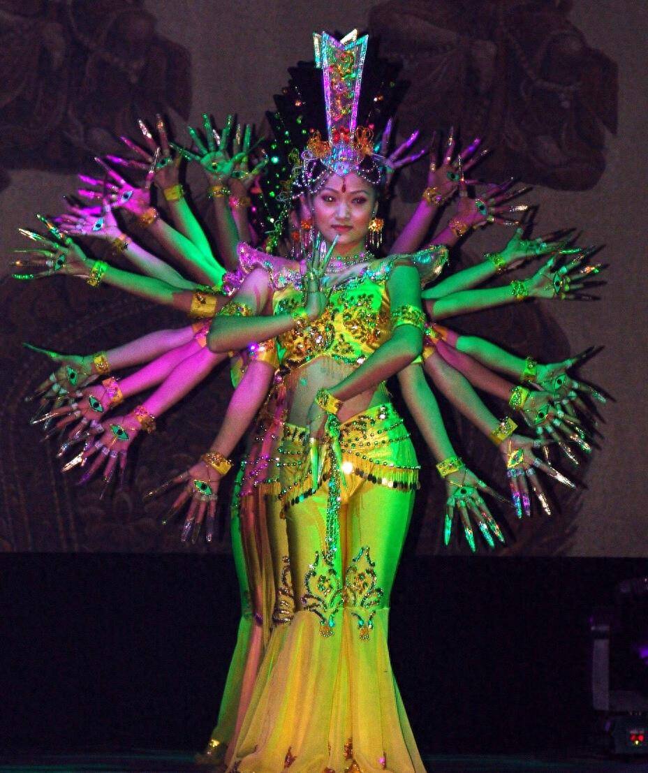 当年春晚"千手观音"聋哑人领舞,被富豪苦追8年,如今成了这样_邰丽华