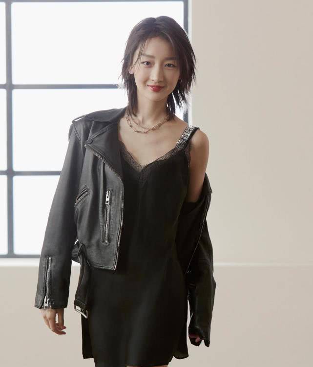 周冬雨更新搞怪照片,调侃自己是烤鸭,成维密代言人气场太强_维多利亚