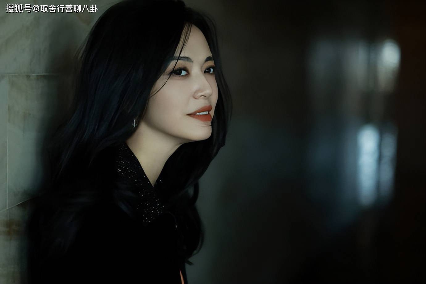 姚晨工作室晒其米兰写真,黑大衣搭配粉色丝绸内衬,展现东方美感_照片