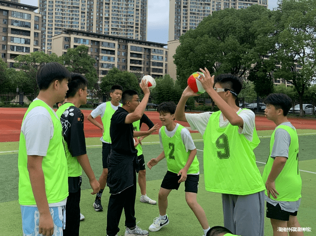 赛出风采赛场上,学校三门球队运动员们永不言弃,奋勇拼搏的精神深深地