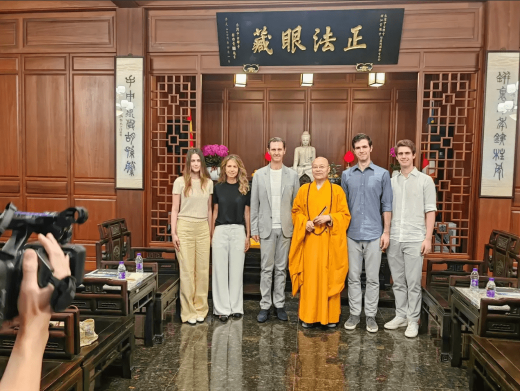 叙利亚夫人携仨子女最新亮相!