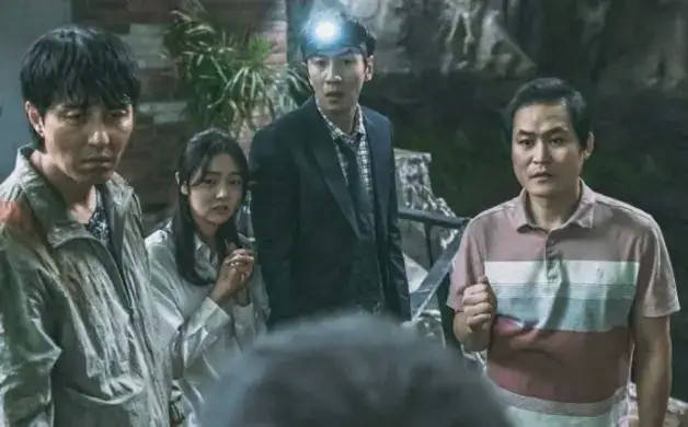 李光洙粉丝包下整个地铁站为他下车应援!