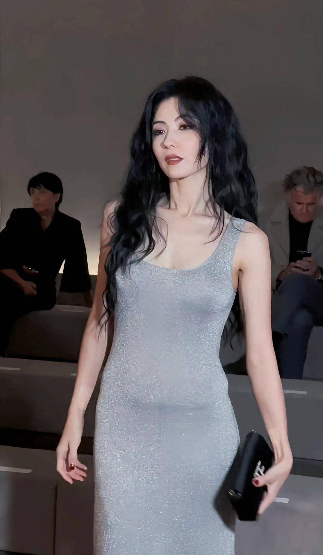 张柏芝的性感动作图身穿露背银色亮片长裙,优雅迷人_裙子_身材_显得