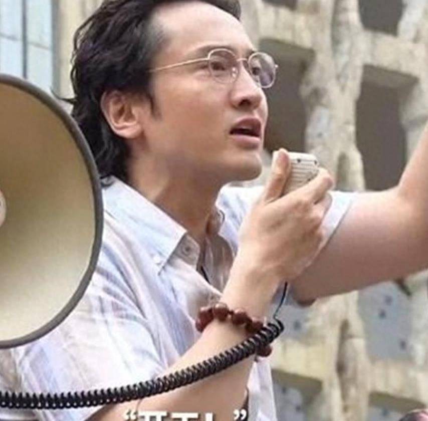 你是个面目可憎大叛徒,表现得像"乔冠华"你以为观众是瞎子吗?