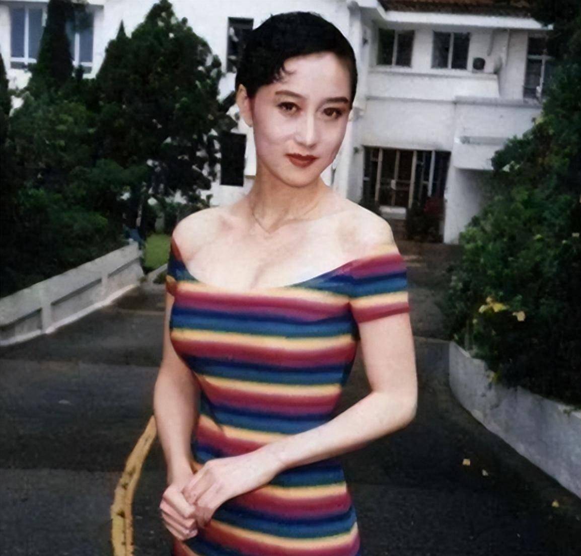 利智62岁幸福难掩,被李连杰抛弃,住贫民窟10年的黄秋燕怎样了_武术