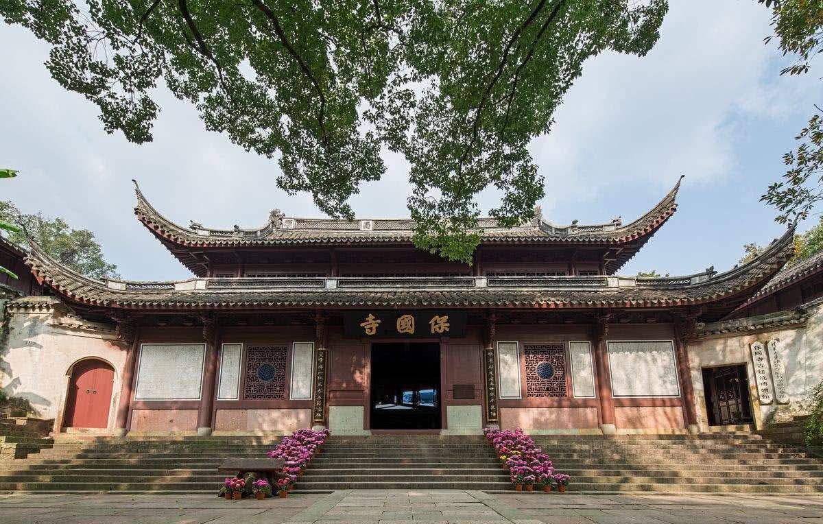 保国寺位于宁波市江北区洪塘镇的灵山之麓,被评定为国家aaaa级旅游