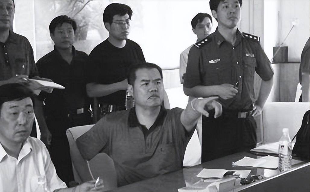 证据的缘故,警方问询到凌晨只好放人,此时的张书海匆忙乘坐出租车离去