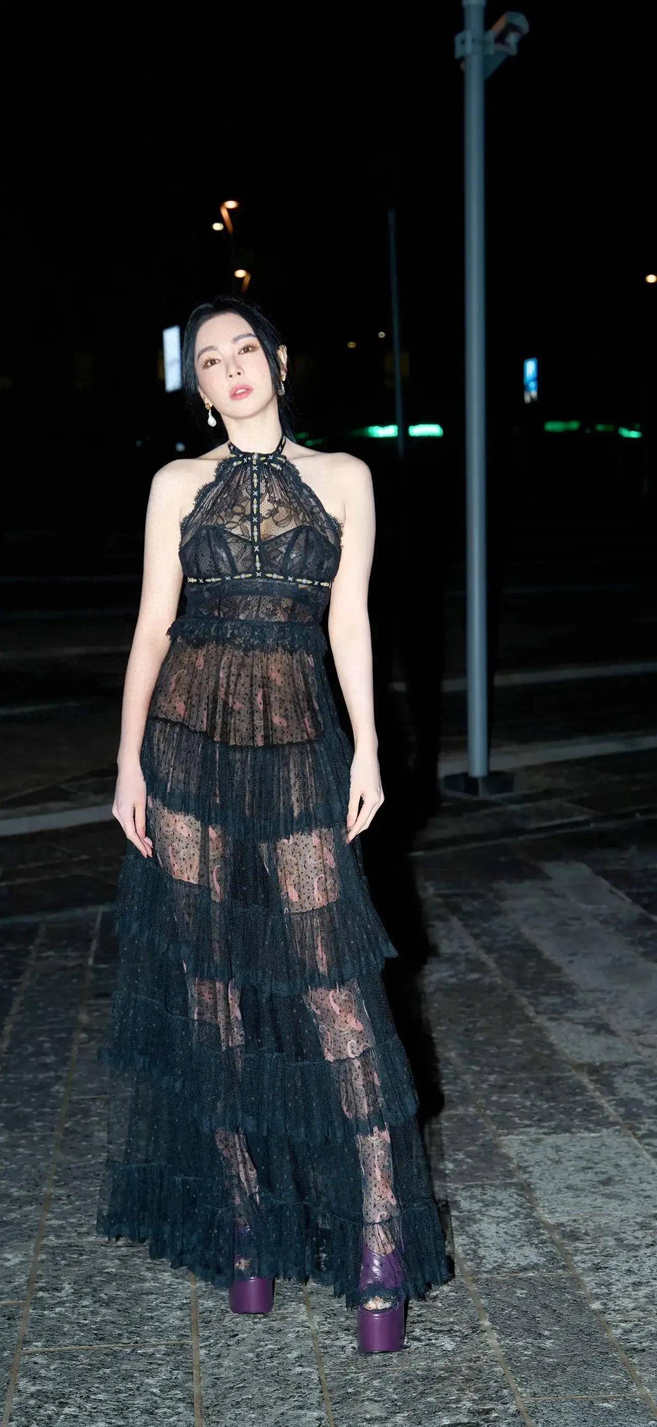 张雨绮的蕾丝连衣裙引发热议_时尚_中国_时装周