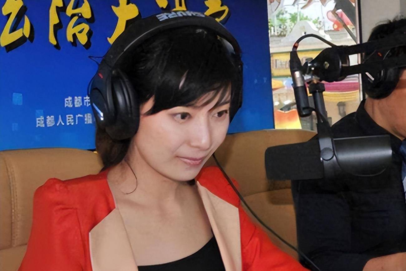 2015年,主持人佟瑶因酒后内急独自走向草丛,20分钟后