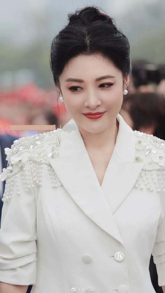 "央视一姐"周涛亮相合肥,圆脸,盘发端庄又高贵,55岁一骑绝尘_女性