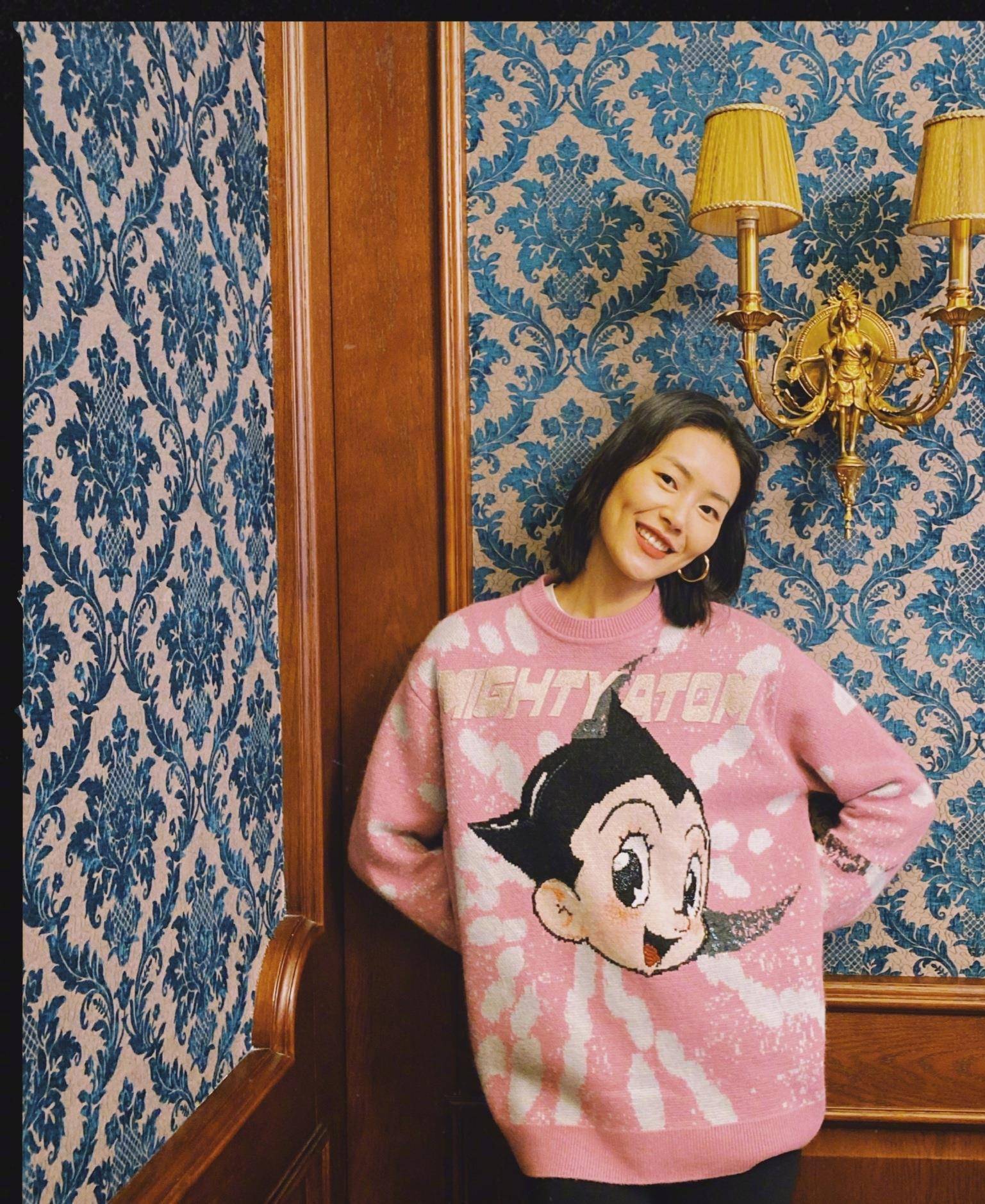 国际超模也想走可爱风,刘雯穿阿童木毛衣,减龄又可爱!