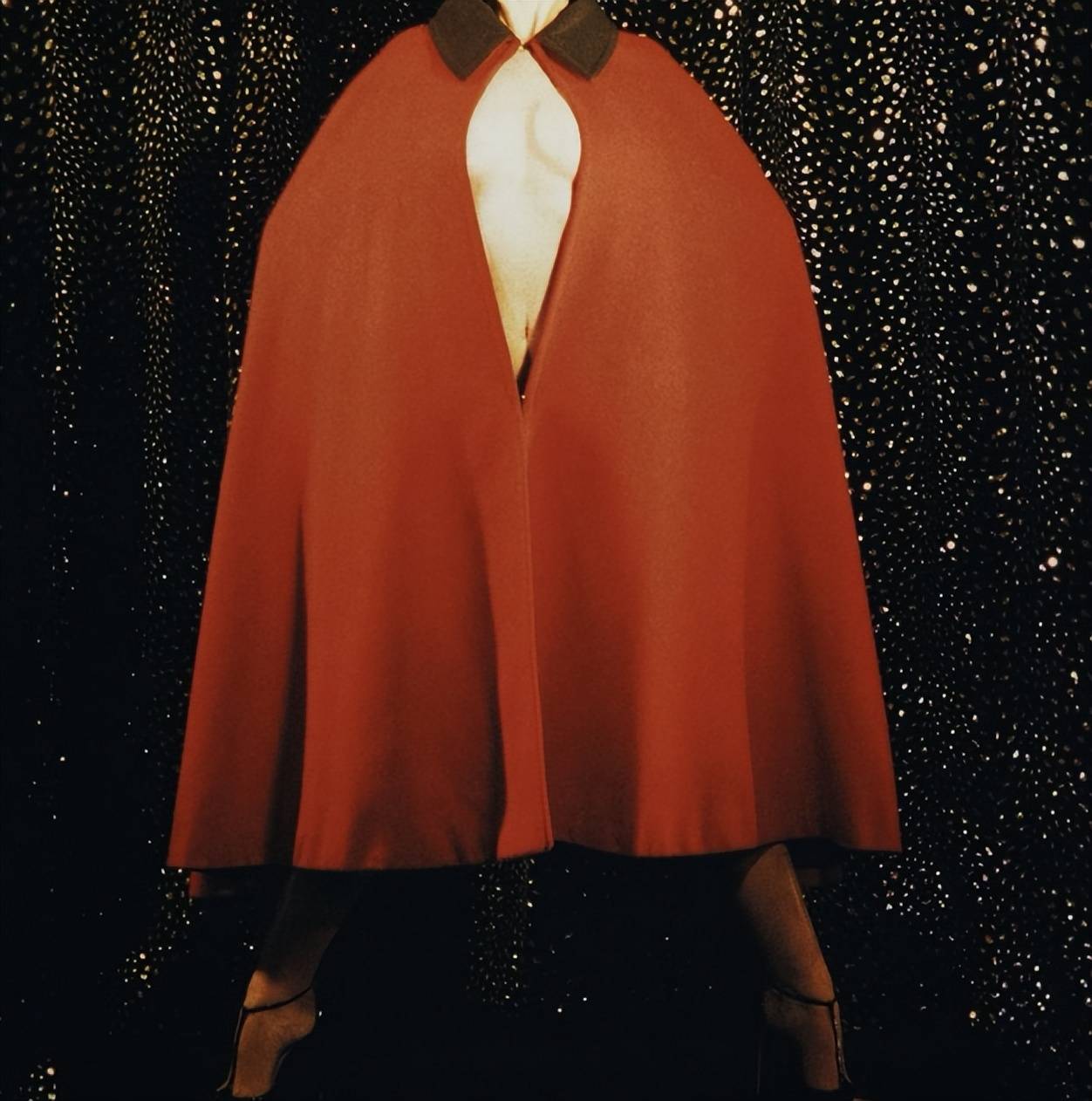 lisa疯马秀造型疑曝光,斗篷上身疑与舞娘撞款,韩网口碑彻底翻盘_表演