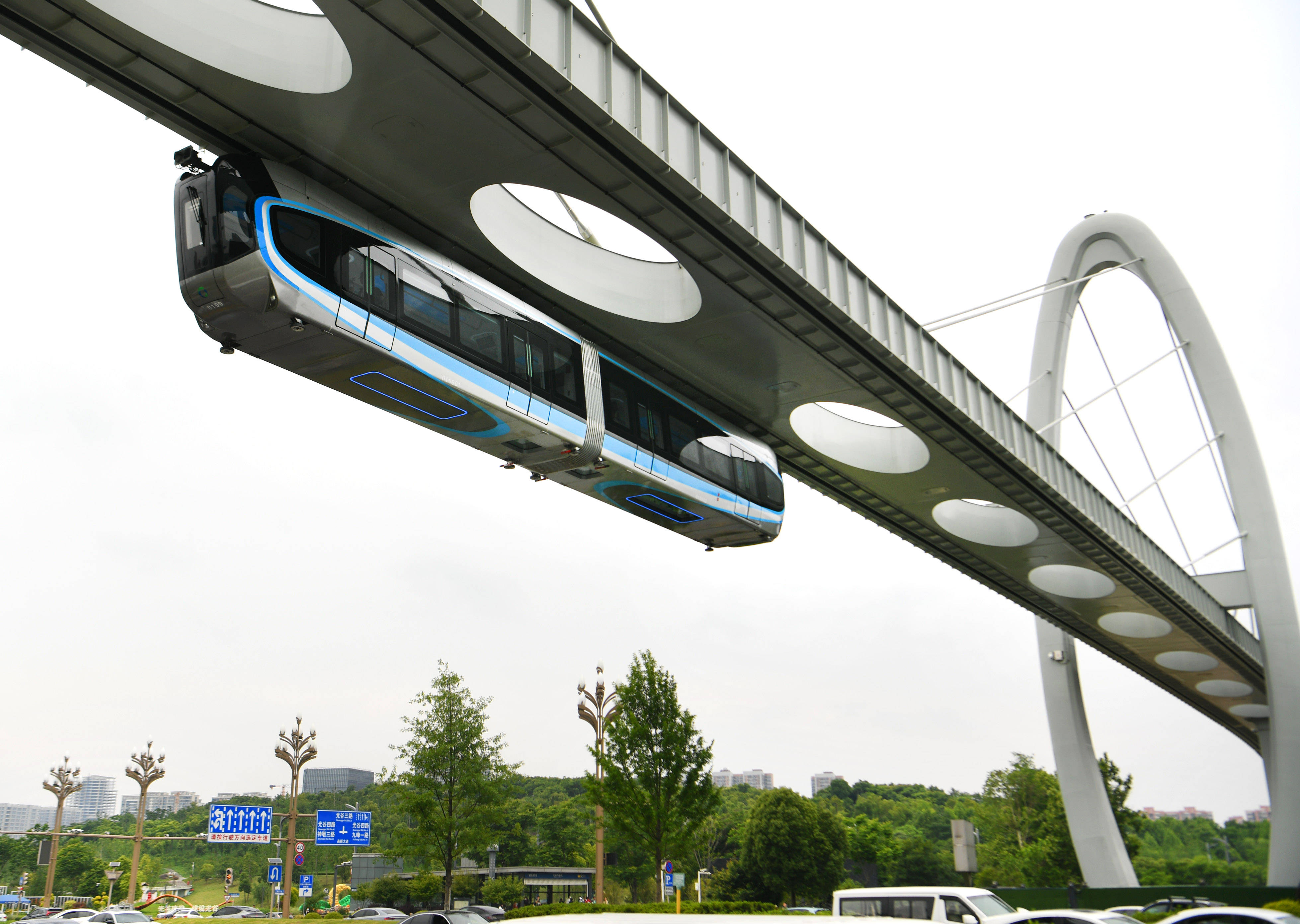 国内首条空轨线路开通运营_列车_车辆_技术