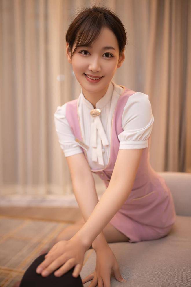 唐安琪空乘制服写真,展现魅力风华,肉丝与高跟鞋彰显空姐性感魅力
