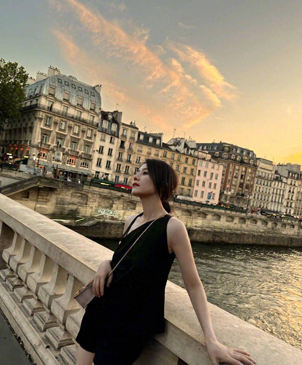 时尚女神高圆圆街拍:斜肩黑裙别具魅力_气质_黑色_选择了