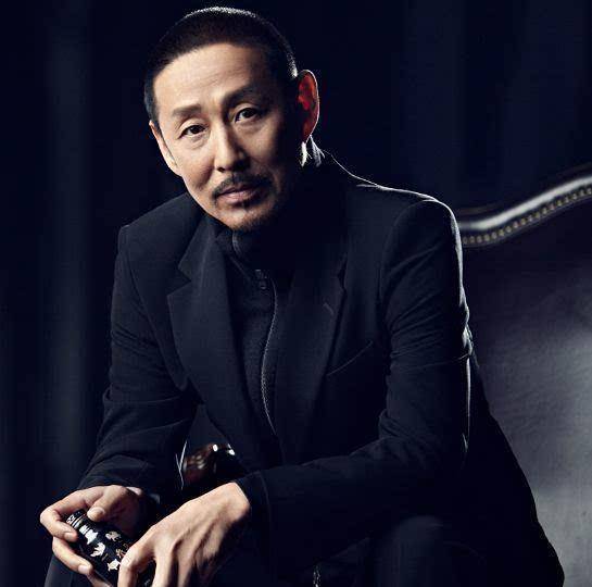 当天,陈道明穿着休闲服,戴着口罩,骑着一辆黑色自行车.