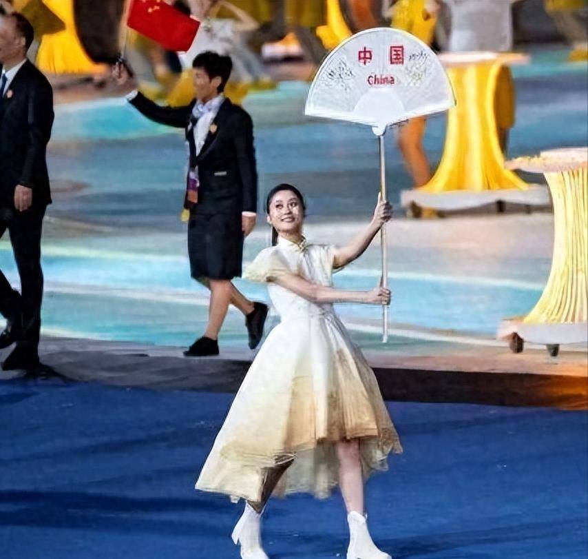 亚运会举牌小姐姐走红据人透露:她们是空姐,网友连忙点赞支持_女性