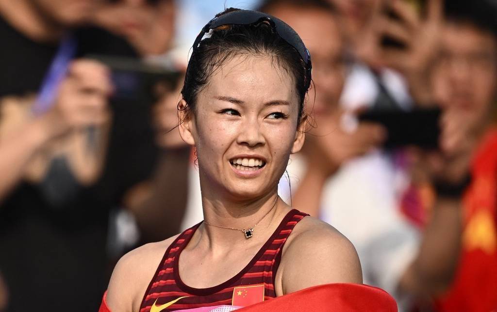 杨家玉谈踩掉鞋风波:赛后已道歉 本想不提鞋冲刺_信心_亚运会_杨家卫