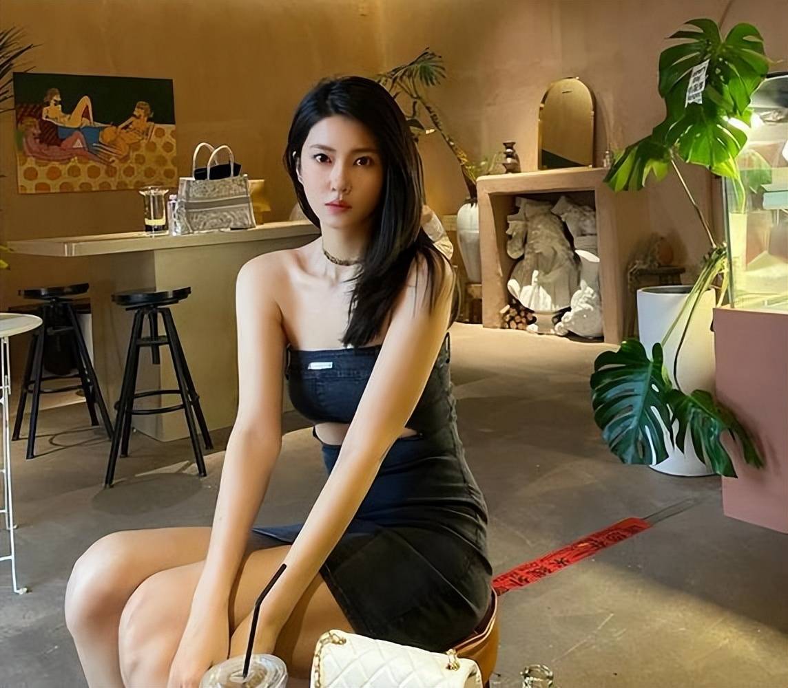 一身白衬衫裙展现完美曲线,网友大呼惊艳_钟鹿纯_照片_事业