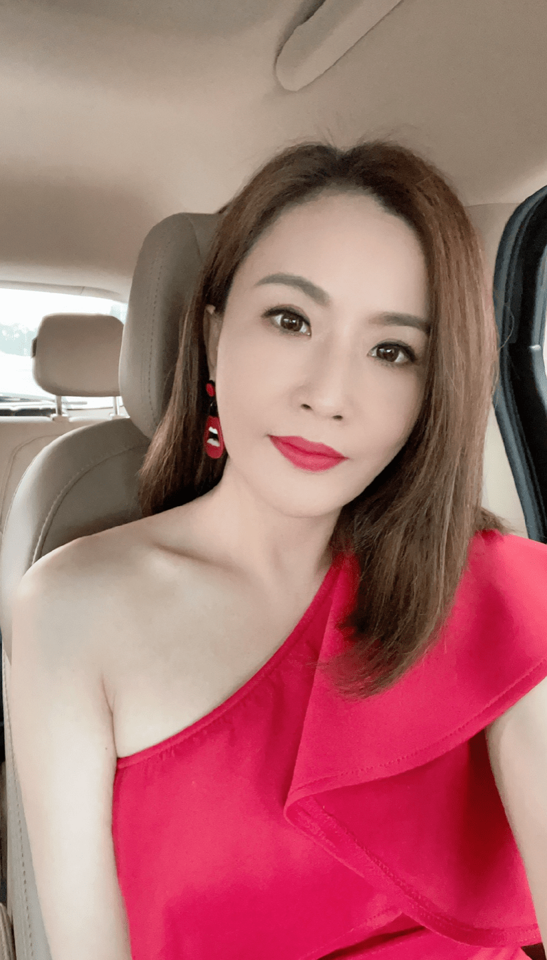 原创52岁张文慈回归直播工作生日不忘带货直播收入比为tvb拍戏高