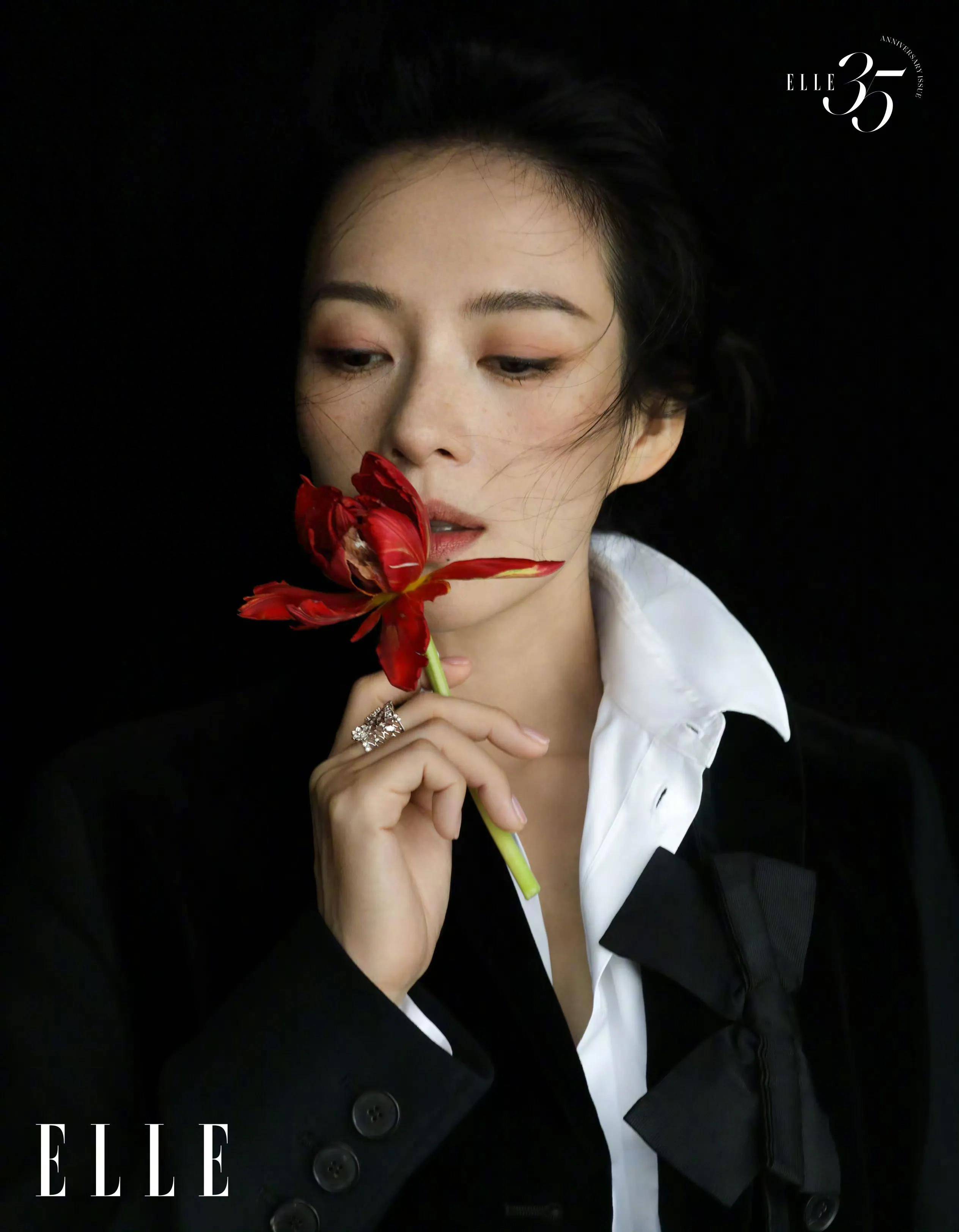 章子怡《elle》35周年封面,真空穿西装马甲,太飒了!_连衣裙_时尚_曲线