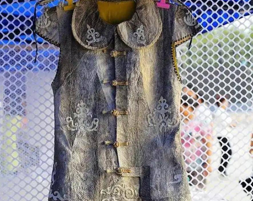 民国东北有一种鱼皮衣,有3个特殊地方,赫哲族两个月才能做一件_进行